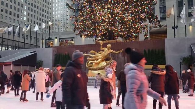 ICE SKATING at Rockefeller Center Rink|New York|Dec. 2022 смотреть онлайн