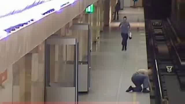 Дебил в метро смотреть онлайн