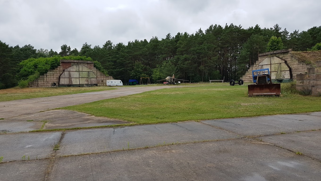 Эберсвальде-Финов. Аэродром действующий. Сносят заброшенные сооружения СА. Германия. 2021. смотреть онлайн
