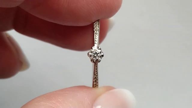 Серебряное кольцо с White D Color муассанитом 0.25ct (3.5 мм) и белыми топазами, день.  Размер 17.5