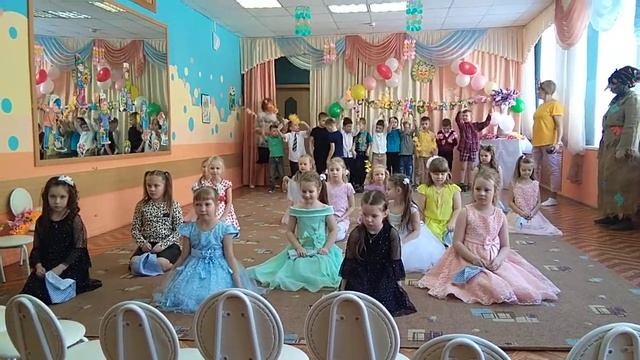 Мама, мне на тебя не наглядеться, мама, мы чувствуем друг друга сердцем... смотреть онлайн