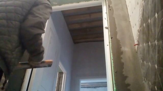 подготовка откосов в санузле и укладка плиткой.