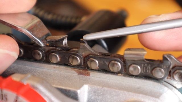 Chainsaw Sharpening With Oregon 620 Chainsaw Sharpener