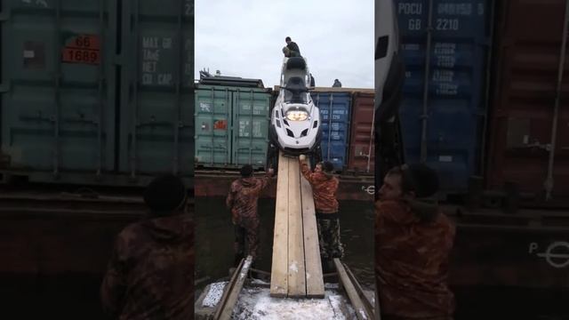 Снегоход пришел с ремонта. Выгрузка на берег смотреть онлайн