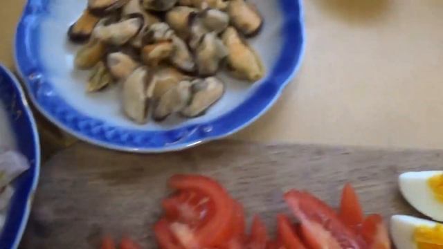 Салат с маринованными мидиями. смотреть онлайн