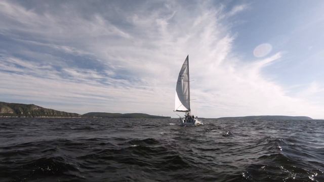 Waves on the sea white yacht and a distant shore смотреть онлайн