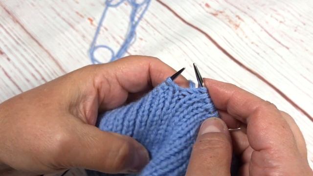 Вязание спицами. Фиксированный отворот шапки. смотреть онлайн