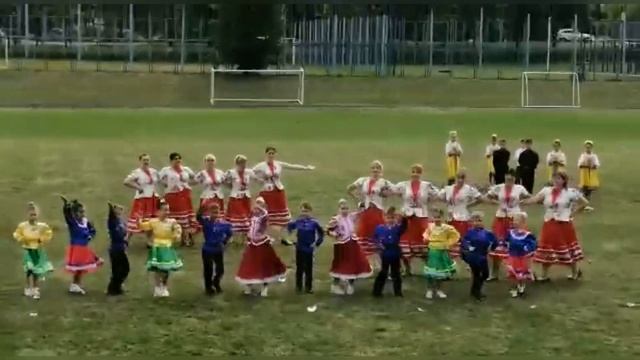 Выступление педагогов и детей на стадионе "Миус" - казачий танец смотреть онлайн