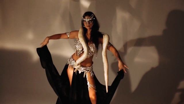 Танец со змеей. Восточное шоу Yasmin смотреть онлайн