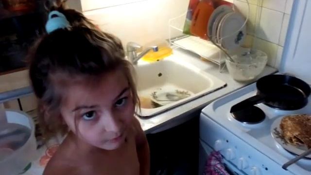 Диана первый раз жарит блины.... смотреть онлайн