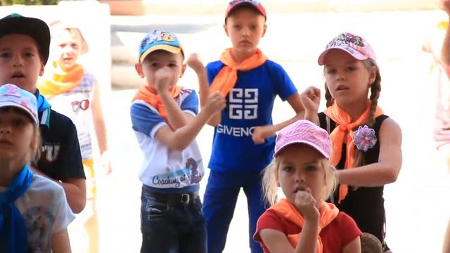 Супер флешмоб от Летнего лагеря English club и ШколыТВ в Днепрорудном!! смотреть онлайн