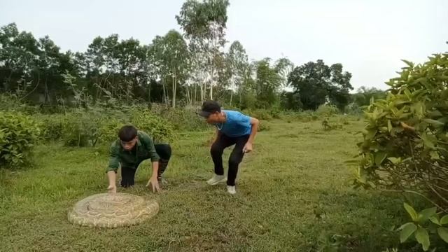 2 Teenagers Run When Confronting A Giant Python Lying In The Middle Of The Road | Hunter King смотреть онлайн
