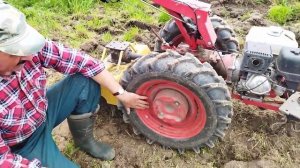 Обработка почвы мотоблоком  МТЗ на колесах 7.50/16 с белорусской фрезою