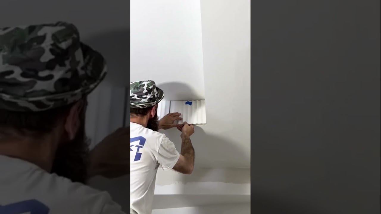 Распил и монтаж полиуретанового потолочного карниза на объекте в Мерзляковском переулке смотреть онлайн