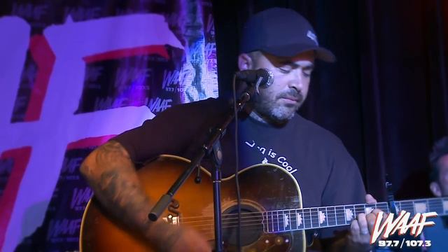 Aaron Lewis performs Vicious Circles (acoustic) смотреть онлайн
