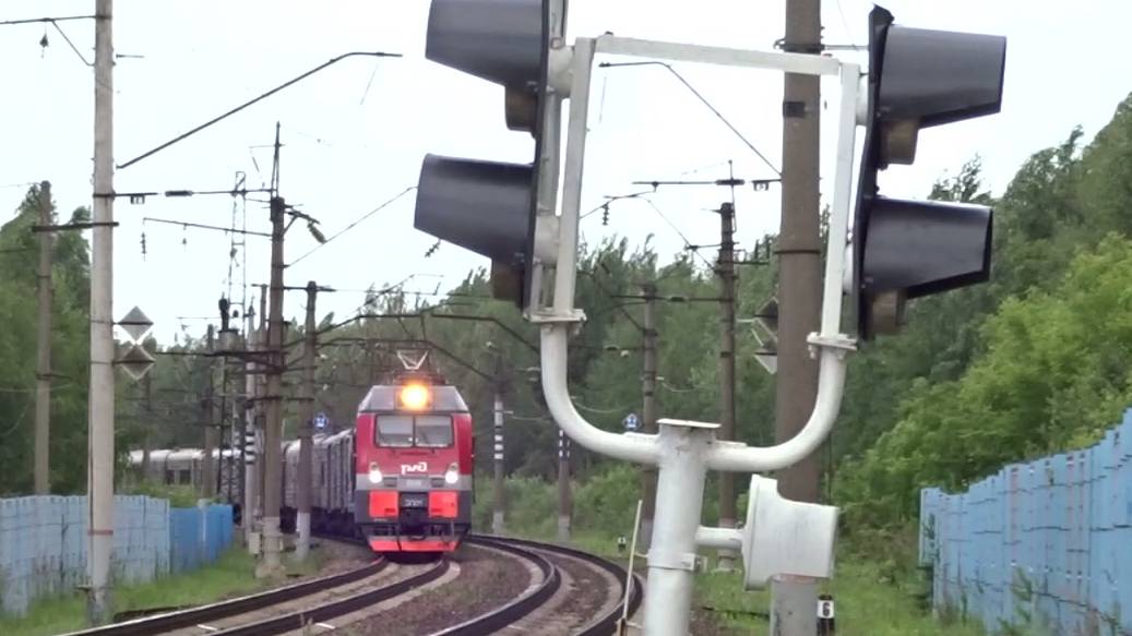 Электровоз ЭП1М-809 с почтовым поездом проходит пл. 429-й километр смотреть онлайн