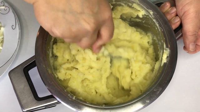 PATATES PÜRELİ KÖFTE TARİFİ - PÜRELİ KÖFTE NASIL YAPILIR - PATATES PÜRESİ TARİFİ - KÖFTE ÇEŞİTLERİ смотреть онлайн