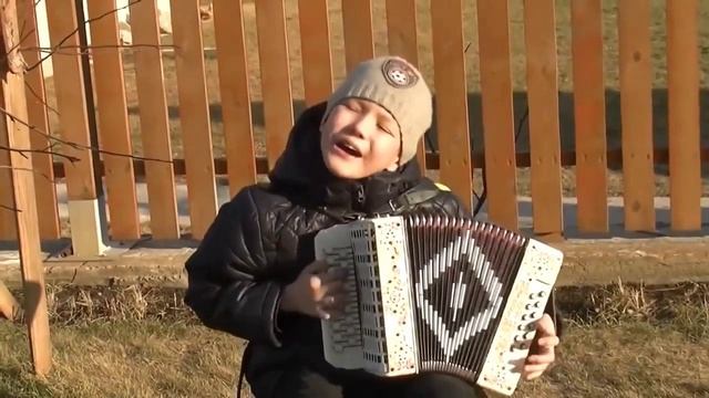 мальчик играет и поёт смотреть онлайн