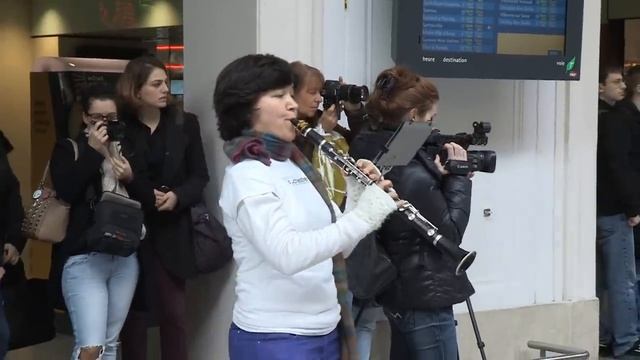 FLASHMOB - Национальный оркестр Иль-де-Франс на вокзале Сен-Лазар смотреть онлайн