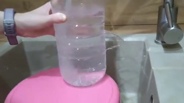 Опыты по физике в домашних условиях. Закон Паскаля. Зависимость давления от высоты столба жидкости. смотреть онлайн