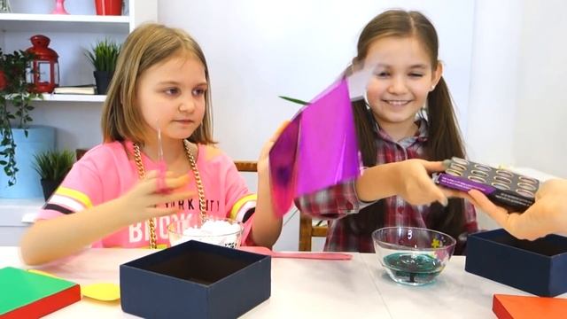 Богатая школьница и Бедная школьница ДЕЛАЮТ СЛАЙМ / Богатые и Бедные ингредиенты для слайма смотреть онлайн