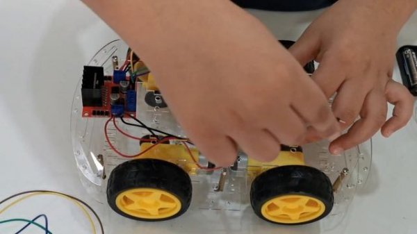 Smartphone controlled Arduino 4wd Robot car - best robot for kids