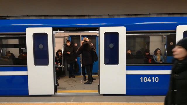 Поезд Штадлер в минском метрополитене проезжает станцию метро Партизанскую смотреть онлайн