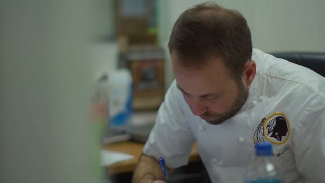 What Goes into Feeding an NFL Team? смотреть онлайн