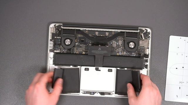 Skift batteri på Macbook Pro 13" Early 2013 смотреть онлайн