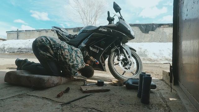 Kawasaki Ninja 250r замена масла и первый запуск после зимы смотреть онлайн