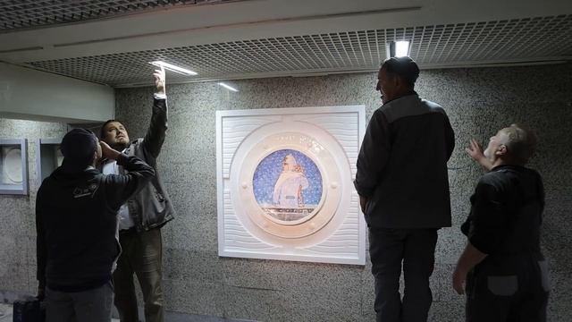 Новые барельефы украсили переход у центральной площади Владивостока. смотреть онлайн