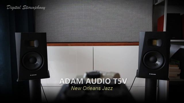 Adam Audio T5V vs Yamaha HS5 || 5 Track Comparison смотреть онлайн