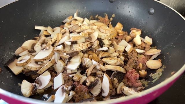 Ein italienischer Nachbar hat mir beigebracht, wie man echte Pasta-Bolognese kocht. Lecker! смотреть онлайн