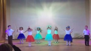 Танец детей в детском саду "Раз ладошка"
