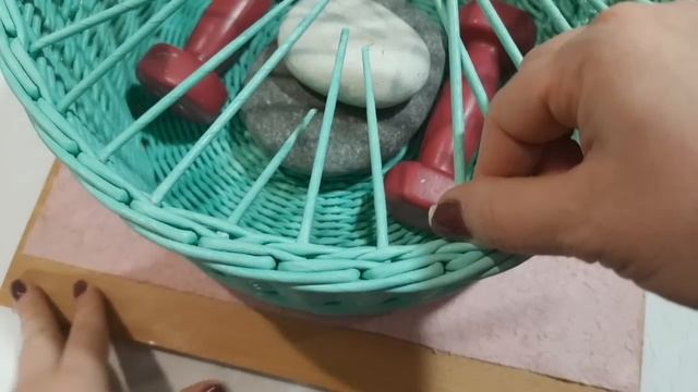 Внутренний бортик на круглой корзине из бумажной лозы смотреть онлайн