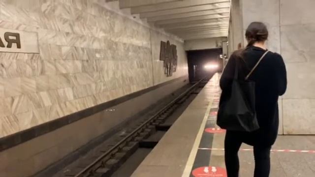 Номерной прибывает на станцию Домодедовская