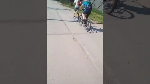 ОТРЕЗАЛИ ЦЕПЬ И ТАЩИЛИ ДРУГА БУКСИРОМ смотреть онлайн