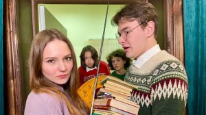 ВСЕ ДЕВОЧКИ В ВОСТОРГЕ ОТ НОВОГО УЧИТЕЛЯ/Трудный возраст