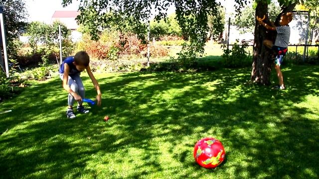 Сделали РОГАТКИ Своими Руками / Чем Заняться ДЕТЯМ на Даче // Игра на меткость смотреть онлайн