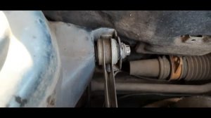 Как открутить болт верхней опоры (гитары) двигателя  ВАЗ 2110