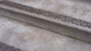 Противоскользящие накладки для ступеней.