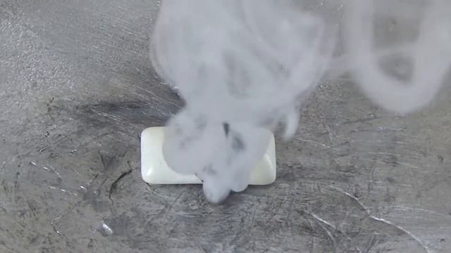 Крошечный Шар в 1000 Градусов против Ментос смотреть онлайн