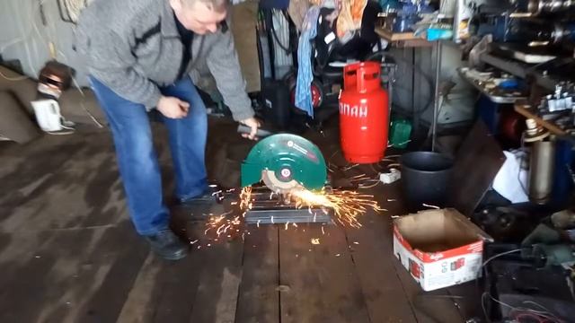 отрезная пила Калибр,режет кругляк смотреть онлайн