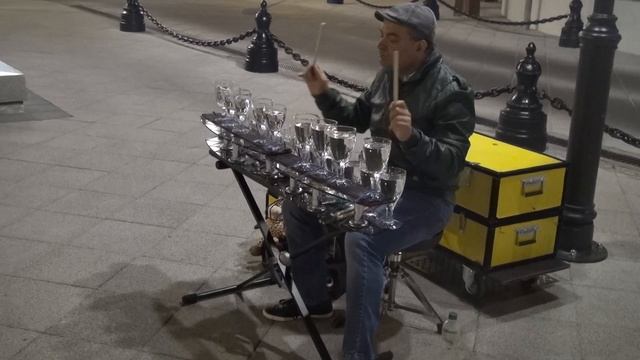Уличный музыкант играет на стаканах с водой, Будапешт 2014 смотреть онлайн