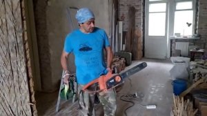 Демонтаж деревянной перегородки со штукатуркой по дранке в сталинке часть 1