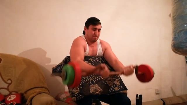 бицепс на скамье скота