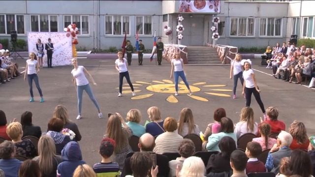 9 Последний Звонок 2017 в МАОУ Гимназия №4. Танец выпускников в подарок. Видеосъемка Олега Малеева смотреть онлайн