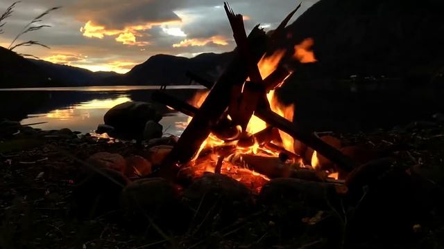 Медитация на Огонь | Расслабляющие звуки Костра у реки | Ночные звуки природы смотреть онлайн