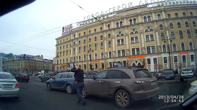 Небольшое ДТП на пл. Восстания 28.04.2013 12:54 смотреть онлайн
