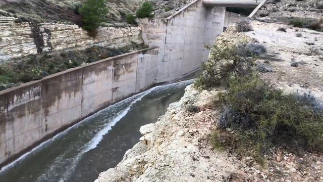Asprokremmos dam overflowed 8 Jan 2020 смотреть онлайн